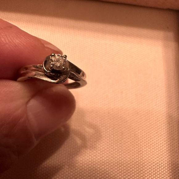 Size 5 small engagement ring. Very pretty and petite wrap design - Picture 9 of 9